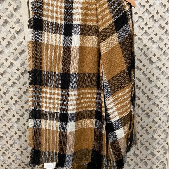 ModCloth Oversized Plaid Blanket Scarf Wrap 60x108 Camel Black White - Picture 5 of 5